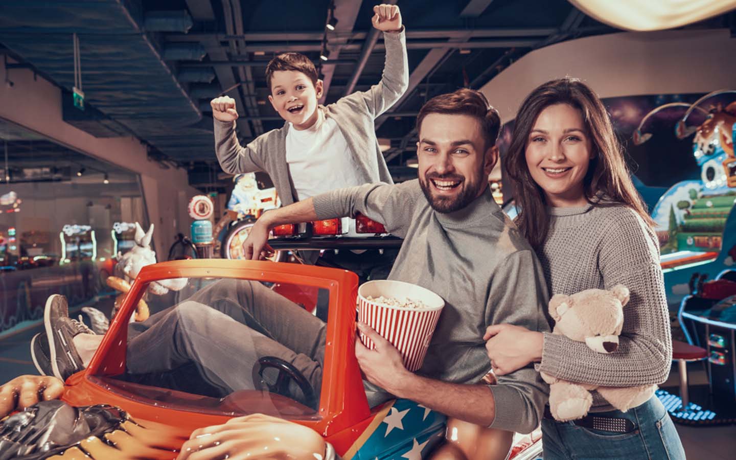 عائلة في مدينة ألعاب
