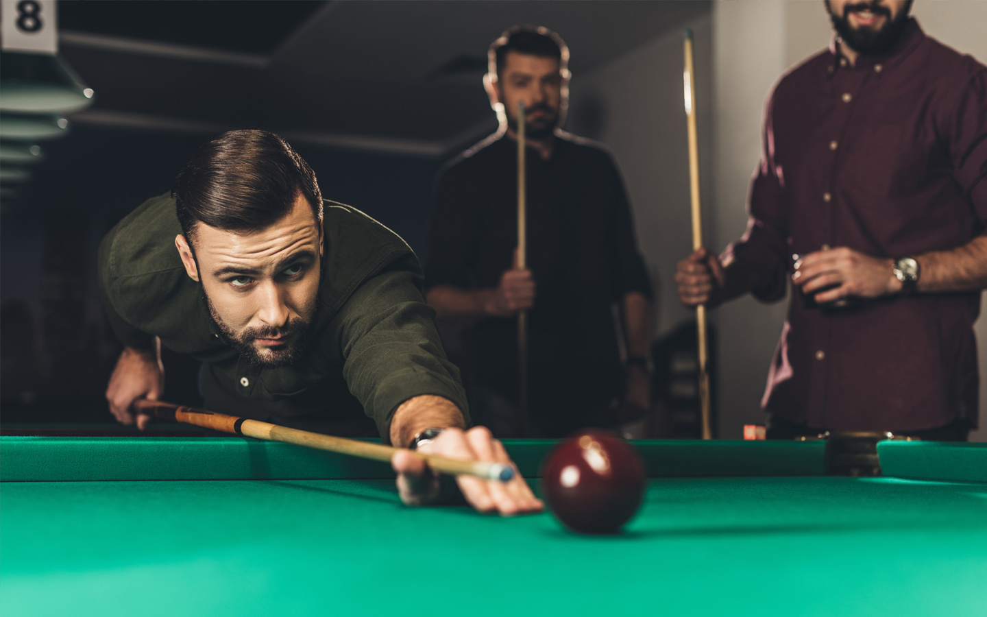 رجل يلعب بلياردو