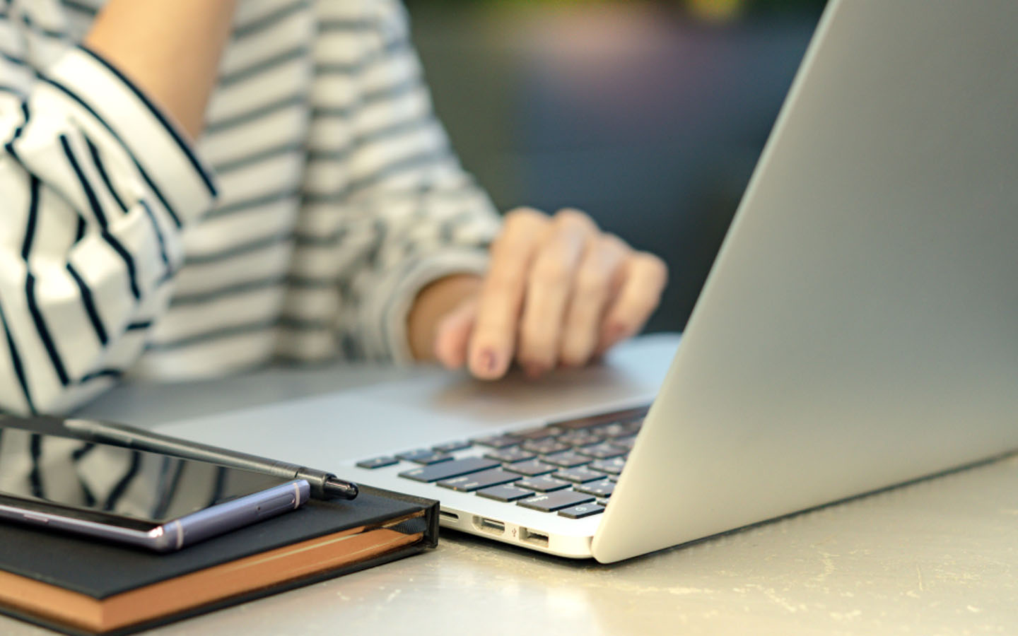 شخص يقوم في  الاستعلام عن تسجيل العقار في نظام التسجيل المبدئي