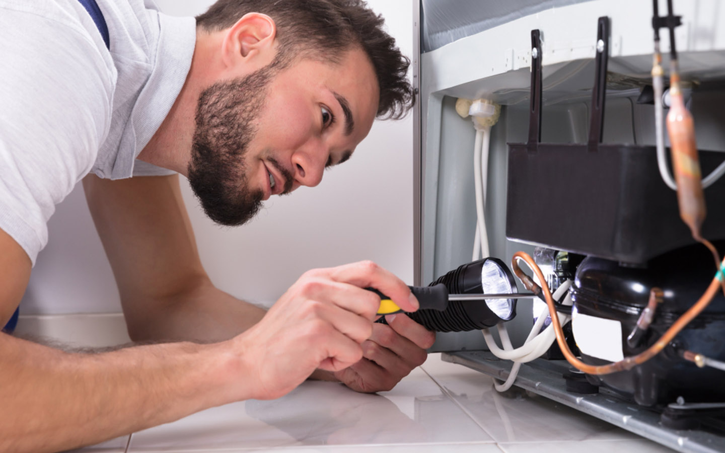 عامل يصلح الثلاجة