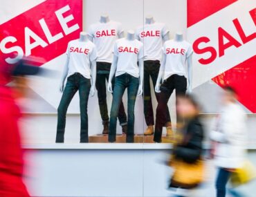 People enjoying shopping spree while taking advantage of Abu Dhabi deals and discounts.