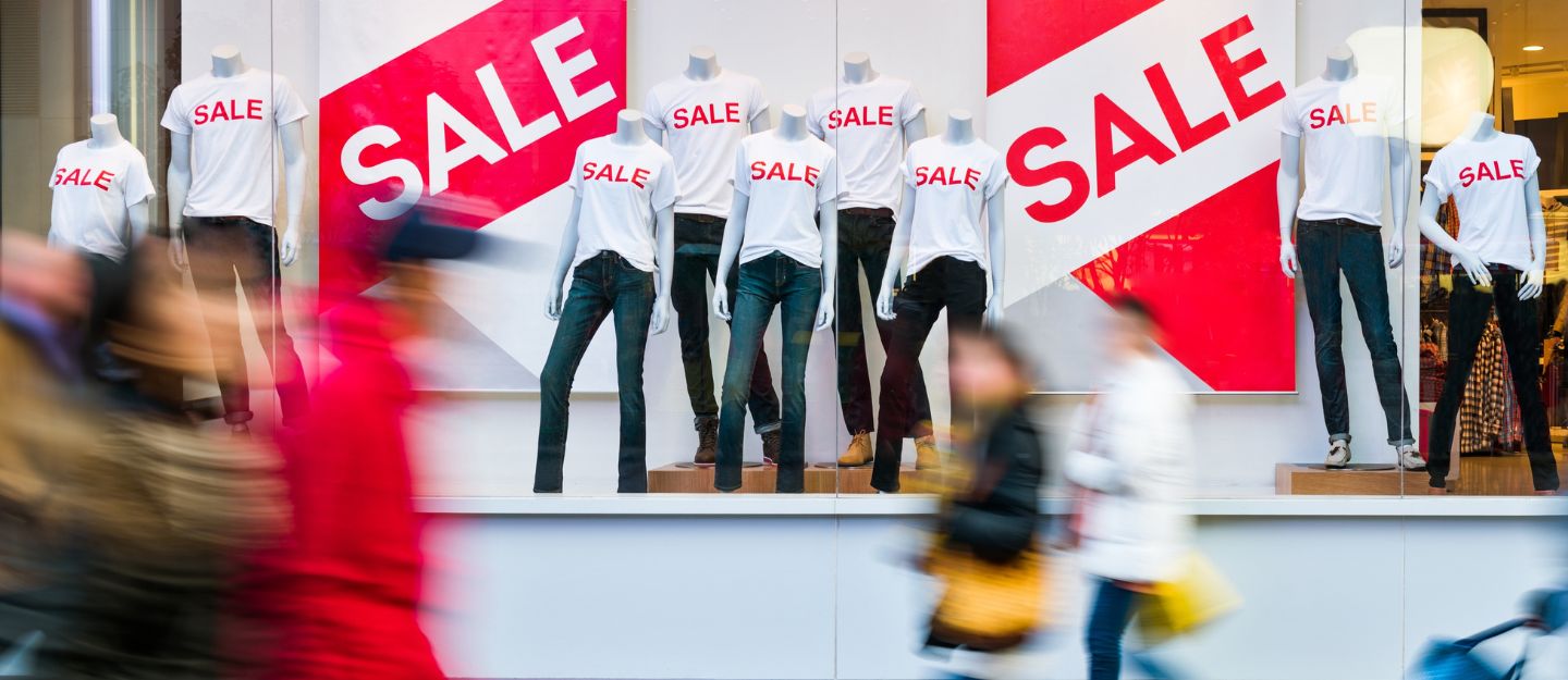 People enjoying shopping spree while taking advantage of Abu Dhabi deals and discounts.