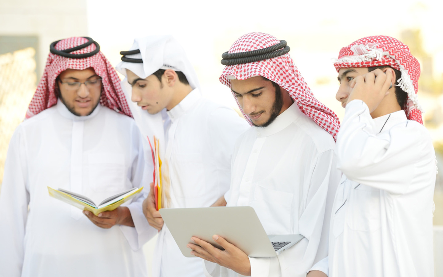 مجموعة من الشباب