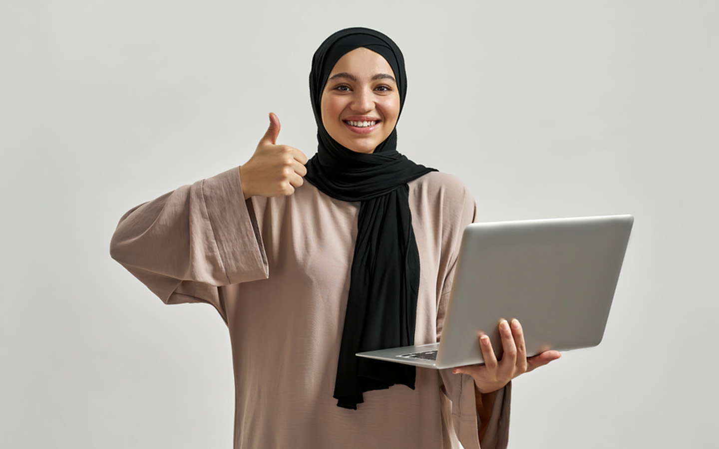 فتاة تحمل لابتوب