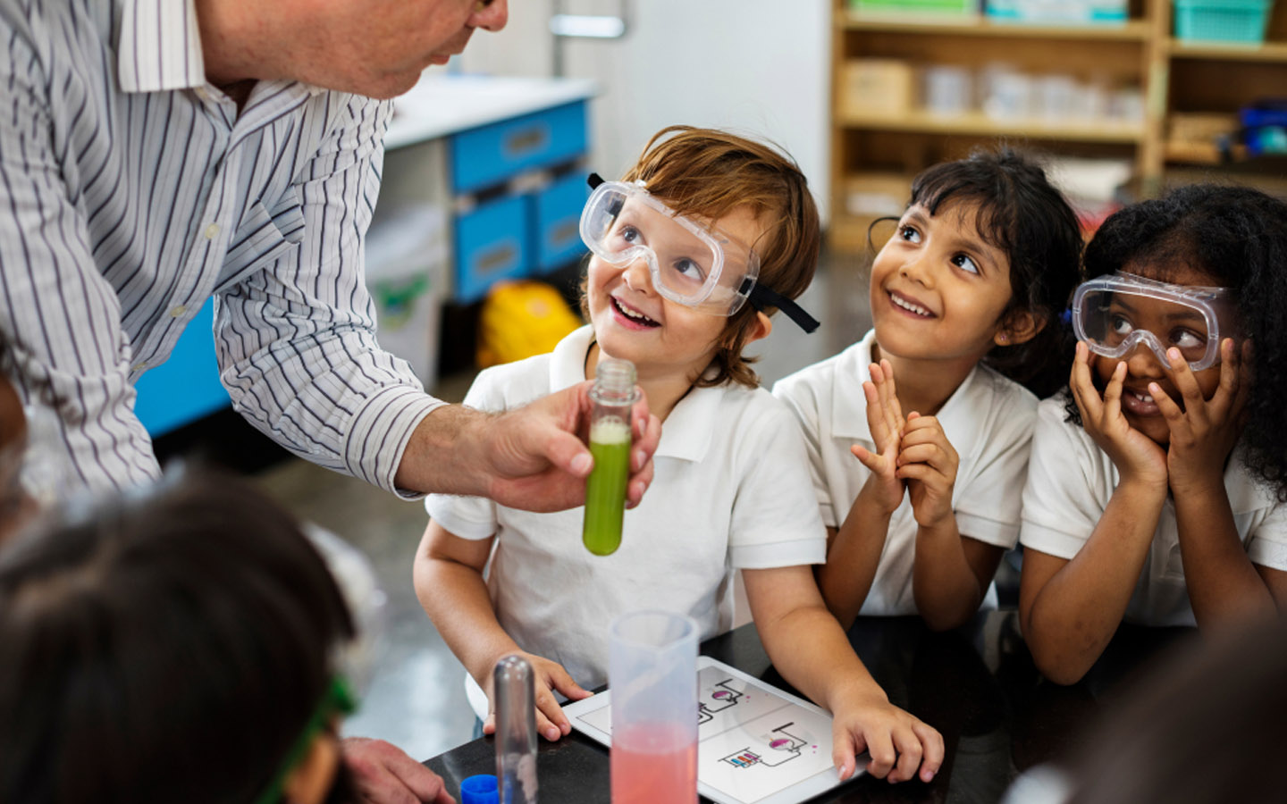 طلاب مدرسة في المختبر