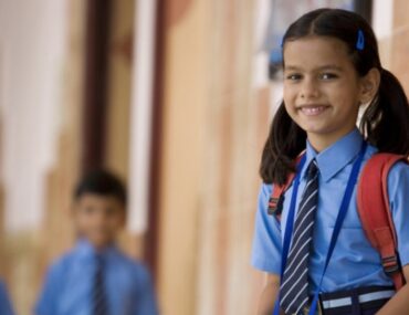 طفلة ترتدي زي المدرسة