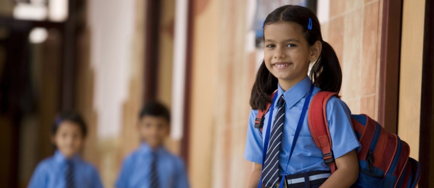 طفلة ترتدي زي المدرسة