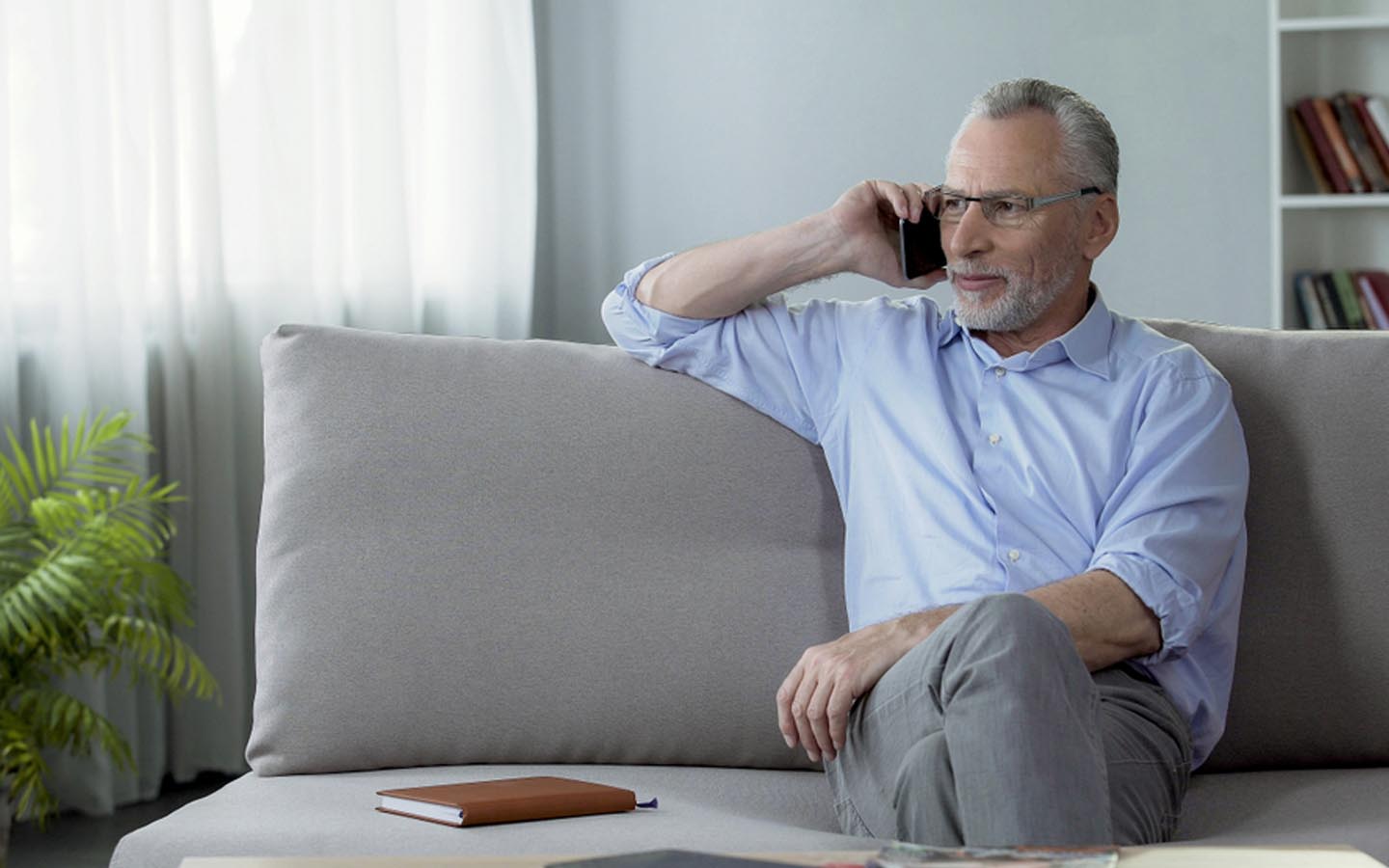 شخص يتحدث في الهاتف