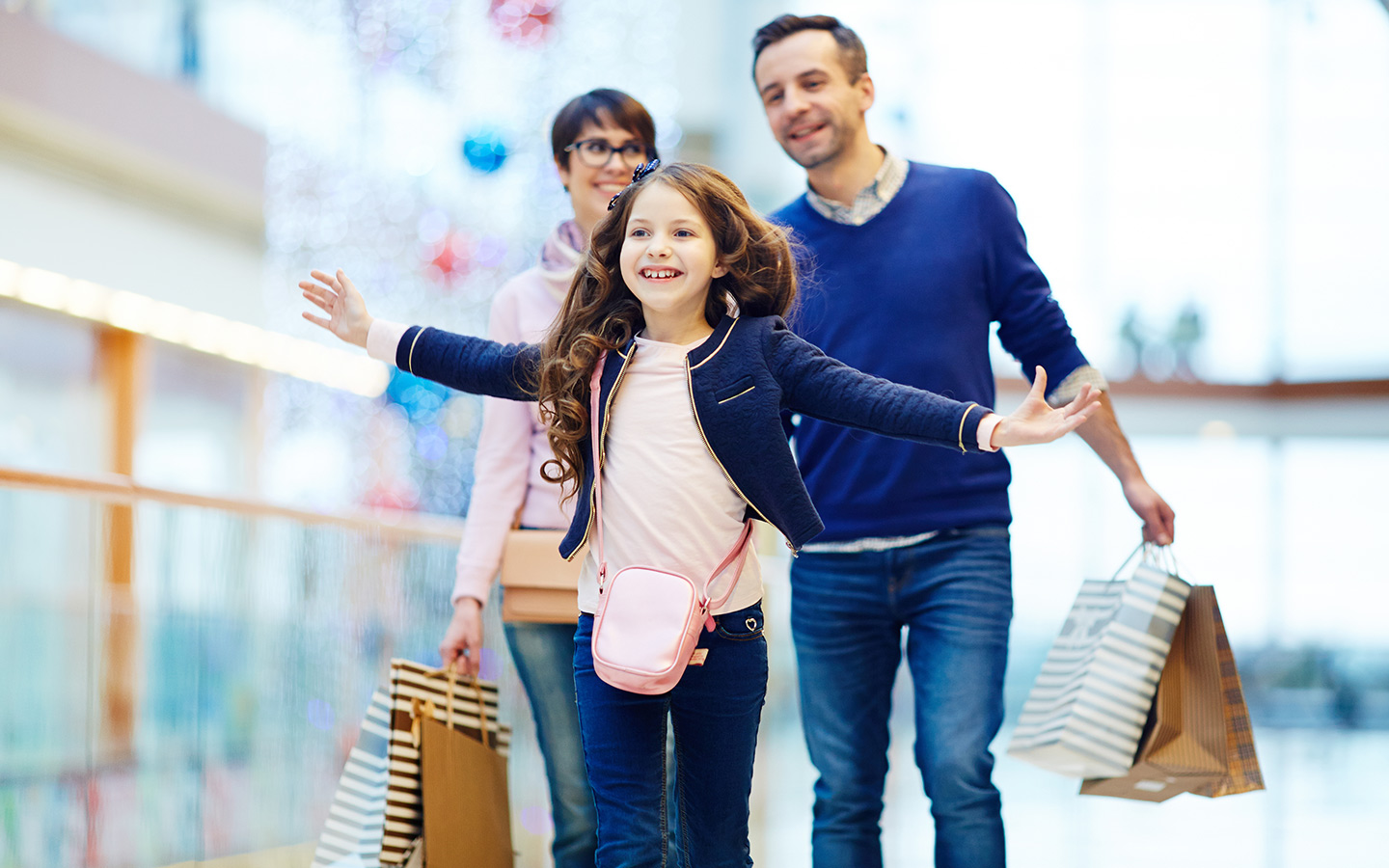 تشتمل مولات العين على الكثير من خيارات التسوق لترضي أذواق الجميع