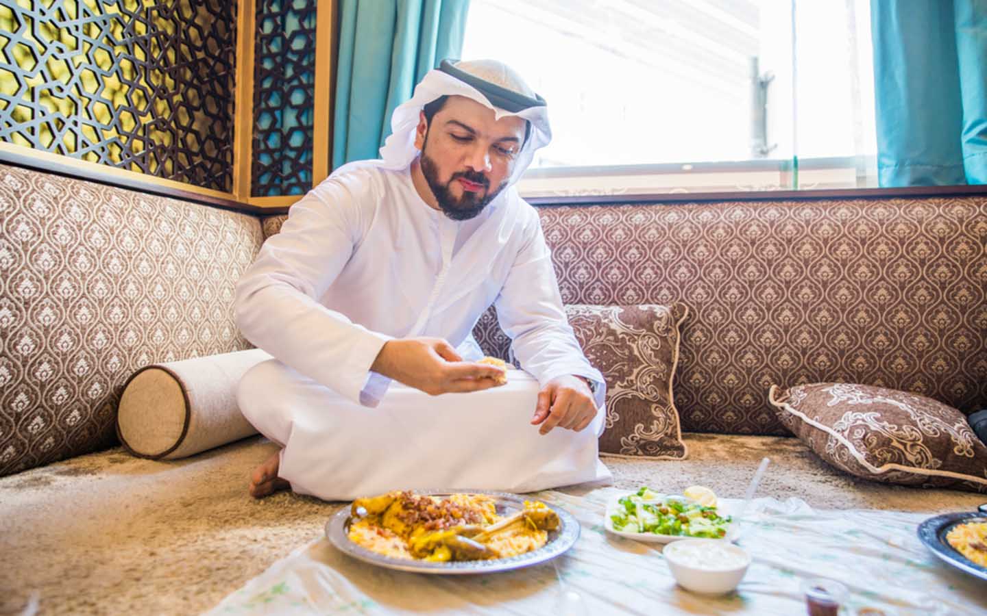 Arab eating a Saudi mandi 