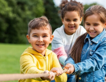 أطفال يلعبون