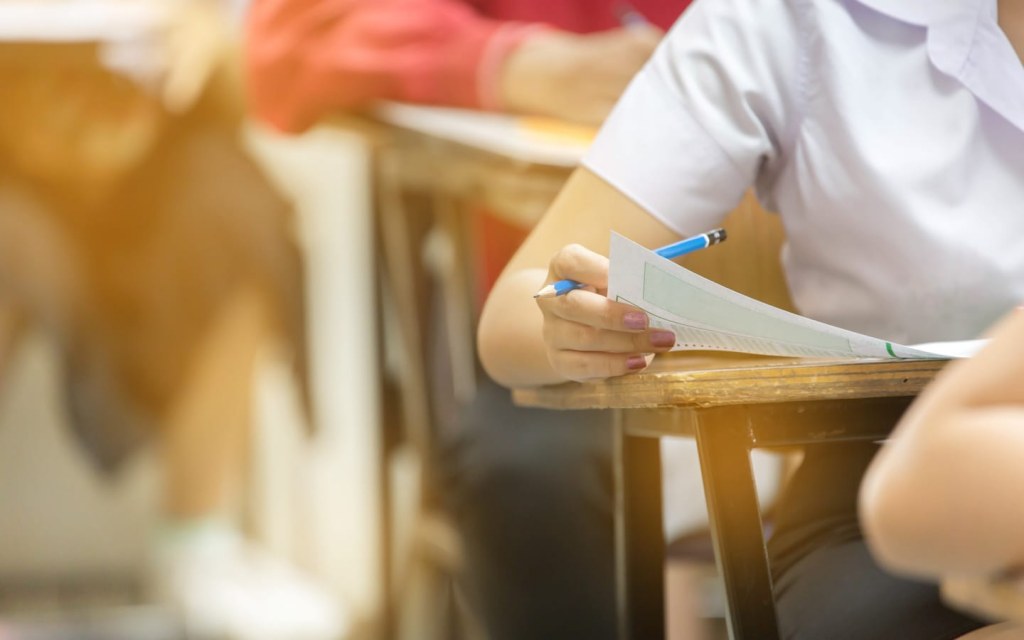 طلاب على مقعد الدراسة
