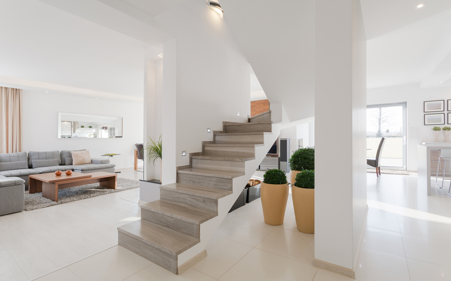 سلالم من الرخام في منتصف المنزل