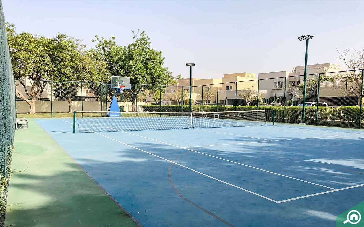 يحتضن مجمع السهول ملاعب للتنس وأحواض سباحة لجميع الأعمار