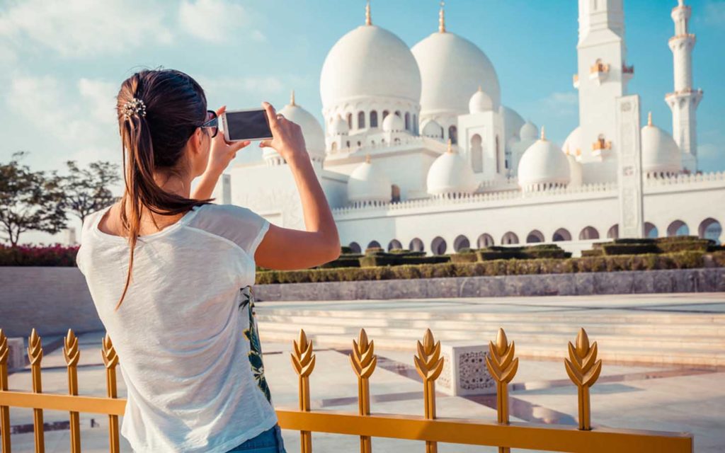 سائحة في الإمارات