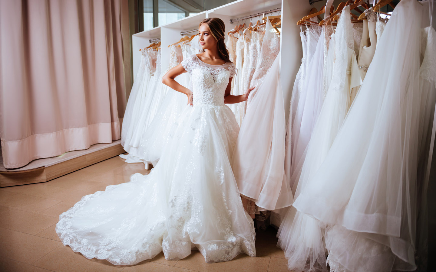 أشهر فساتين اعراس في ابوظبي الداكر، ذا دريس بوتيك، البيت اللامع