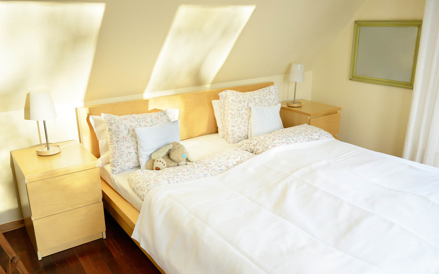 سرير في غرفة 