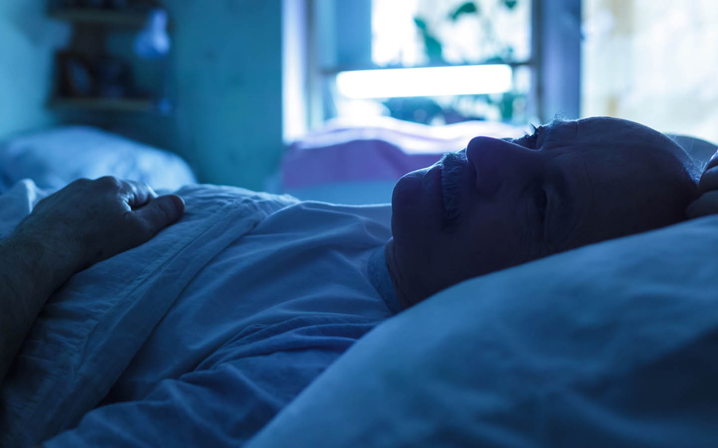 رجل يحاول النوم 