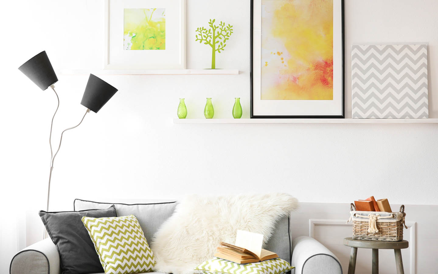 كنبة و لوحات