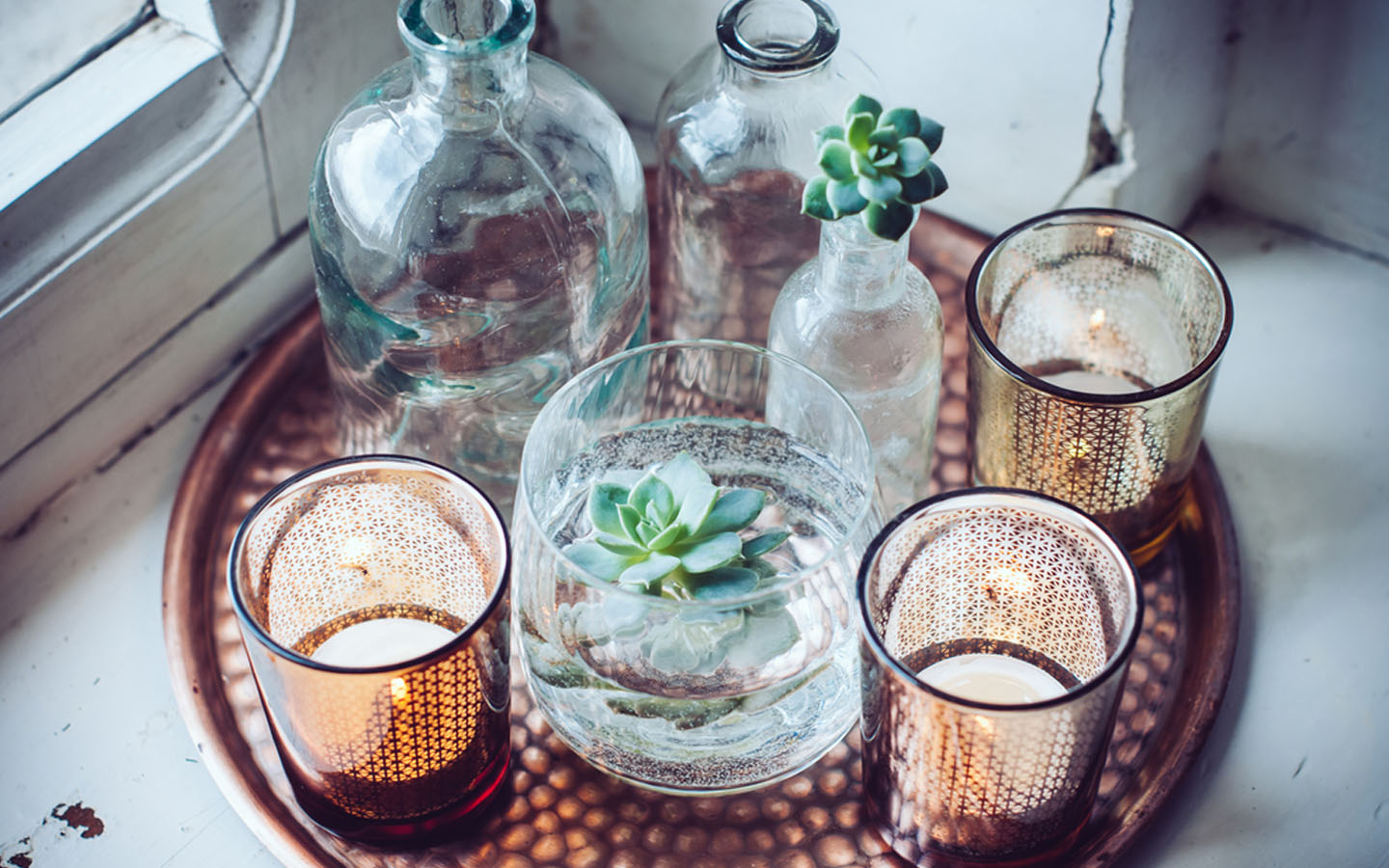 قطع زجاجية وشموع