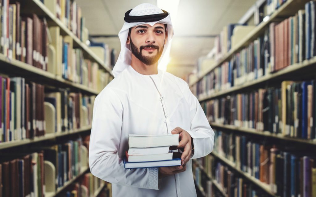 رجل في مكتبة