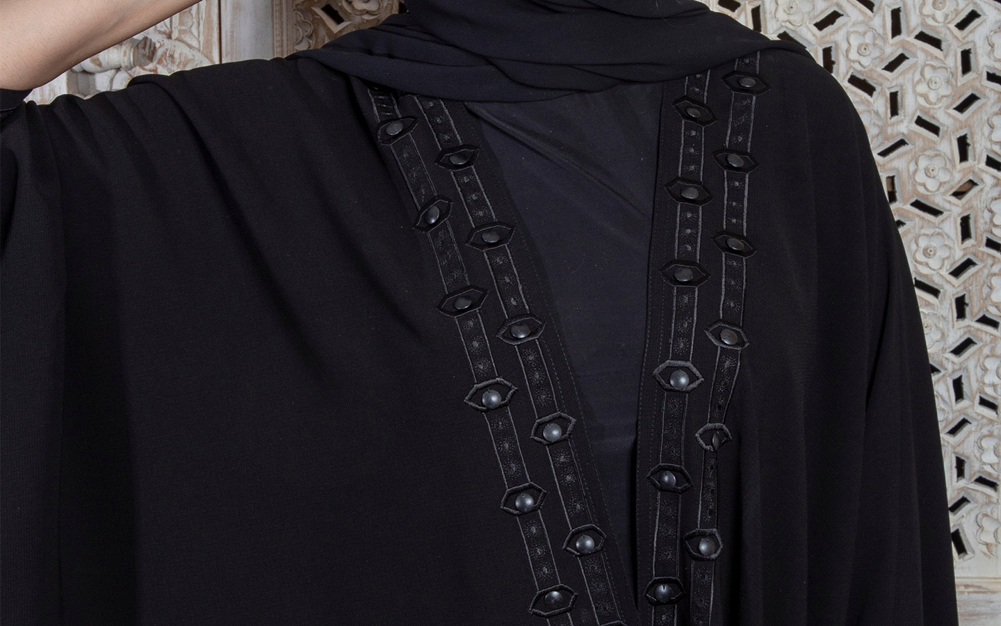 عباءة مطرزة 