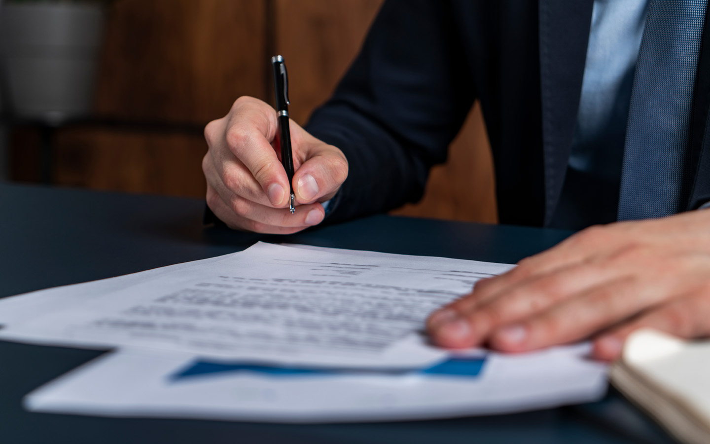 رجل يوقع عقد في مكتب