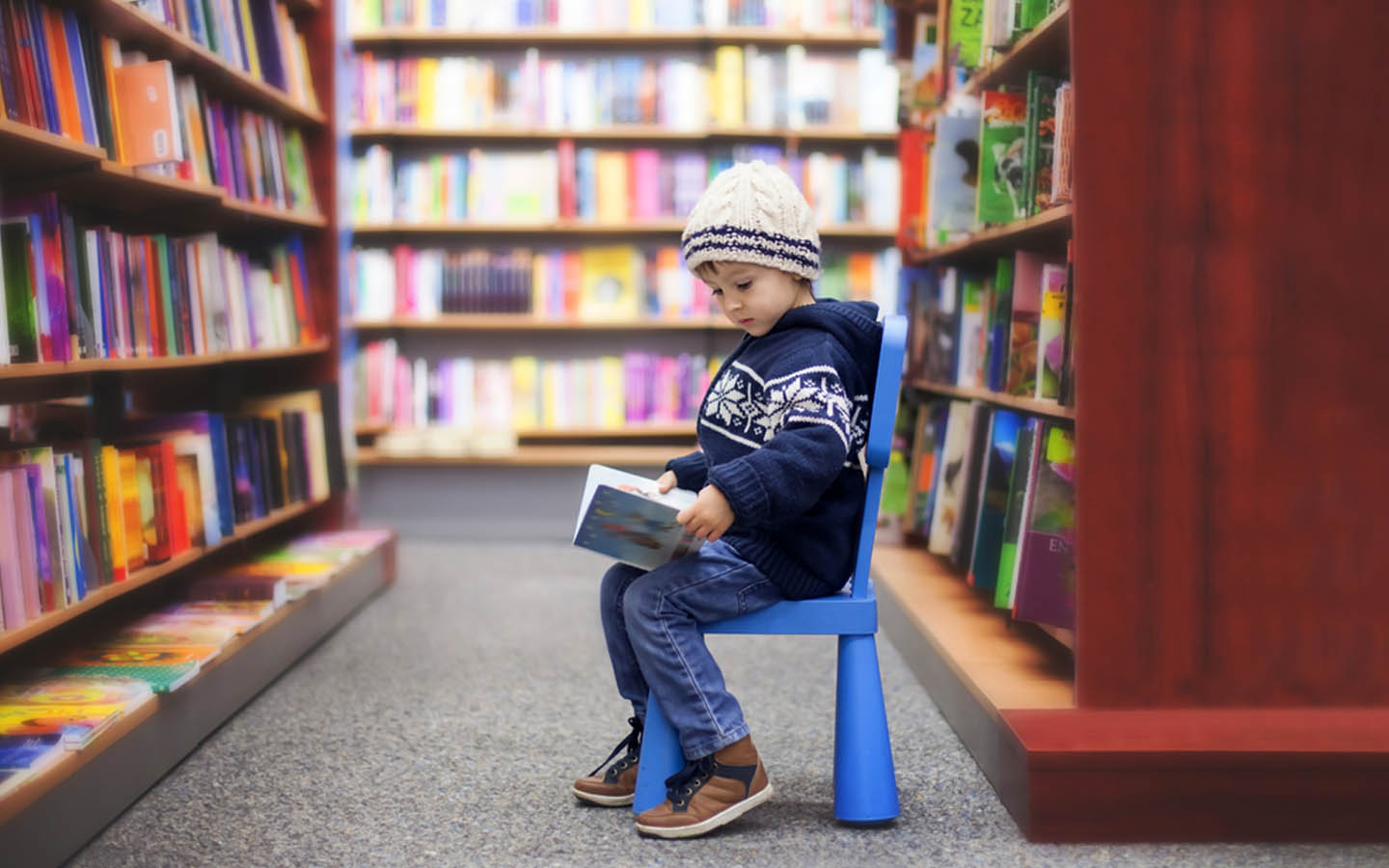 طفل يقرأ كتاب