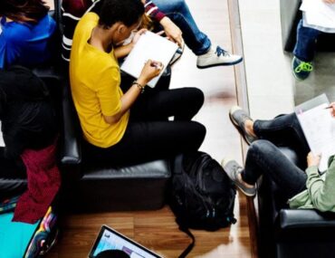 أشخاص يدرسون